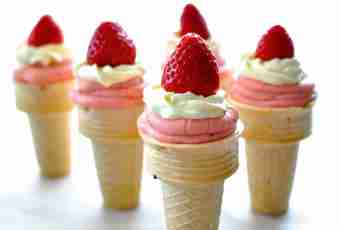 Cones with creamy berry filling