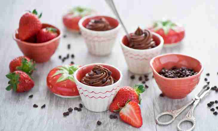 Chocolate baskets with fruit and cream