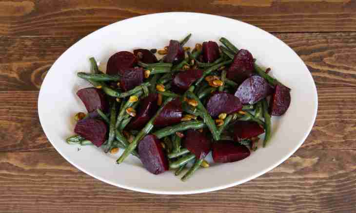 Beet and prunes salad