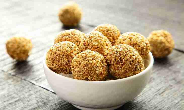 Crunchy octopuses with sesame seeds