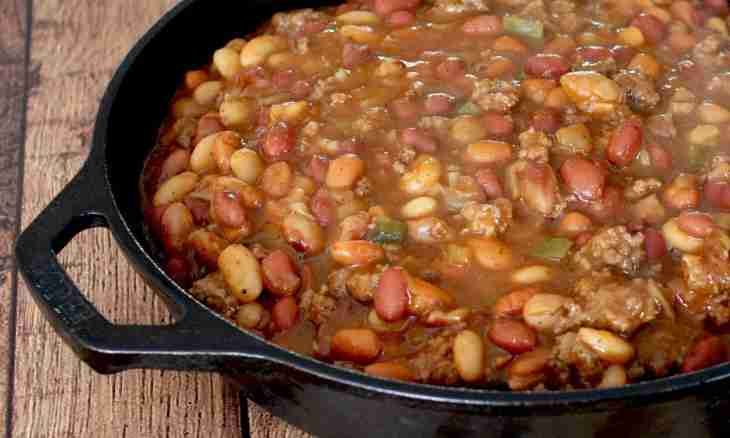 How to make meat with baked beans in tomato sauce