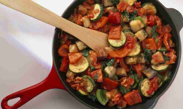 How to prepare eggplants in a frying pan with tomatoes and garlic