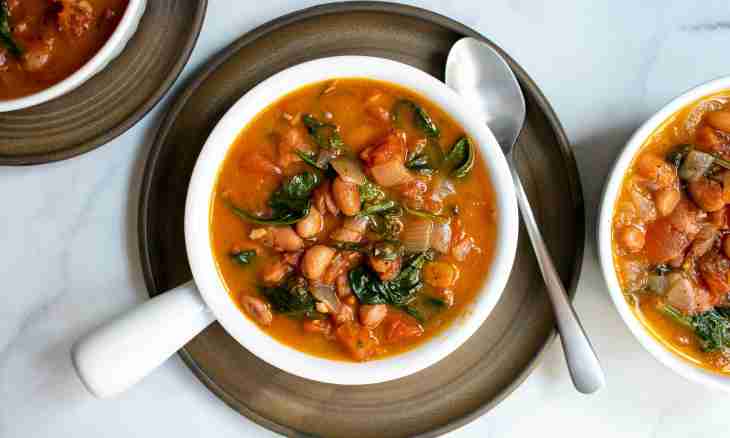 How to cook a bean soup with pearl barley and tomato sauce