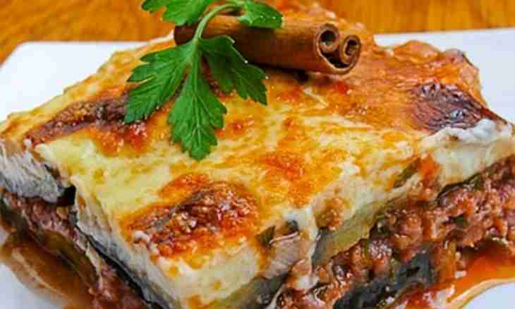 How to prepare a musMusaka - the Greek unusual and very tasty dish. Recipes differ, however the only ingredient remains invariable - forcemeat and sauce.aka with eggplants and forcemeat